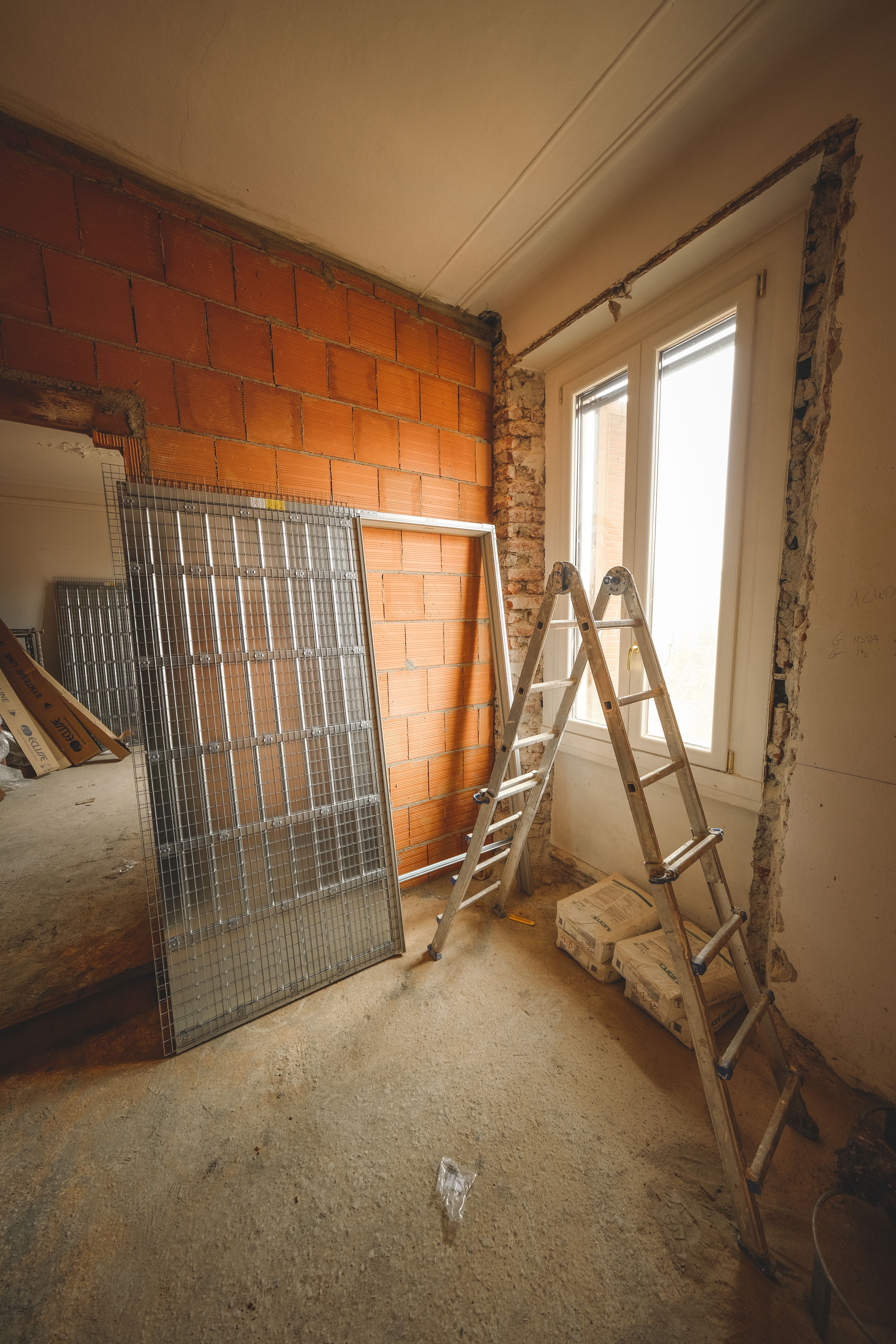 Renovierungsarbeiten im Rohbau mit neuem Fenster