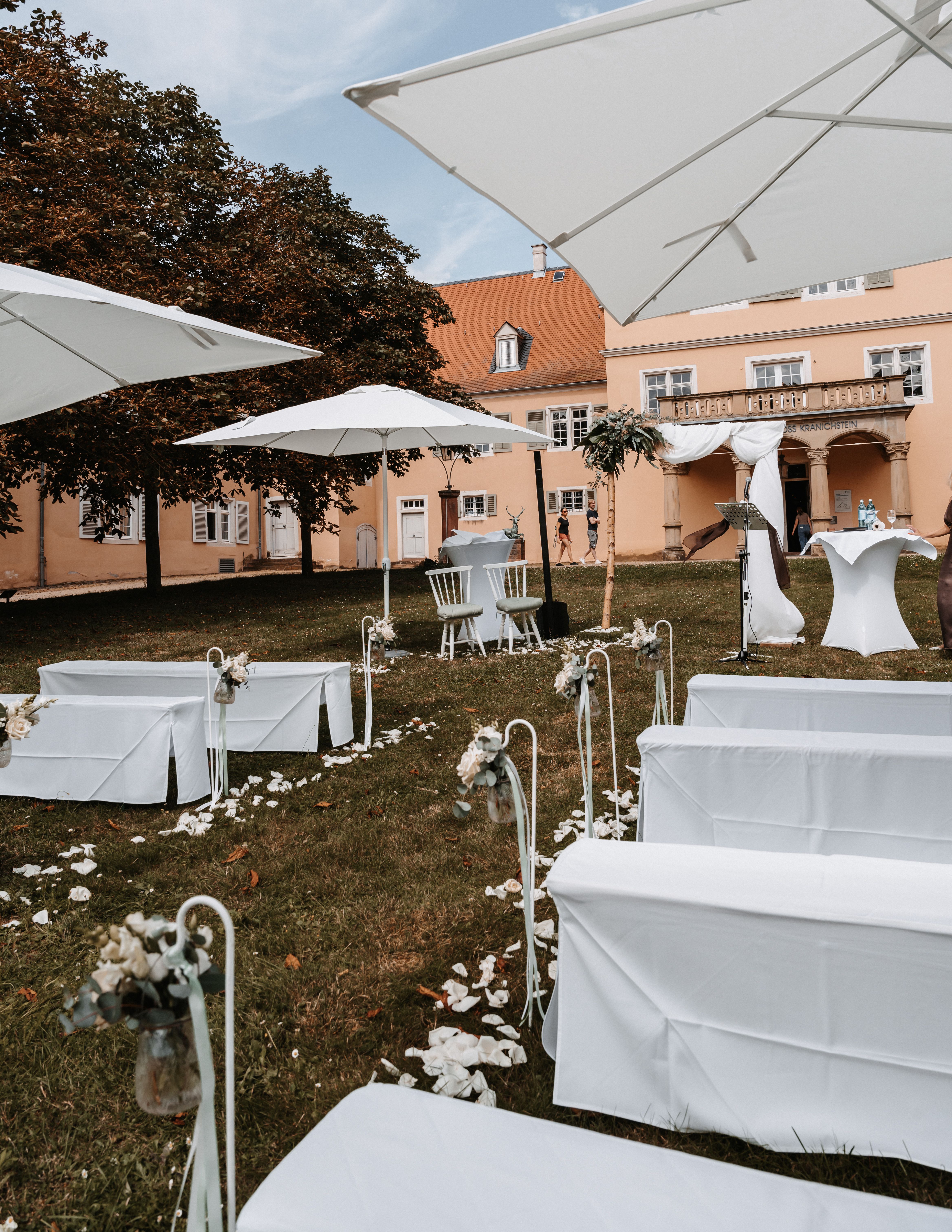 Freie Trauung im Schlossgarten mit weißen Sonnenschirmen