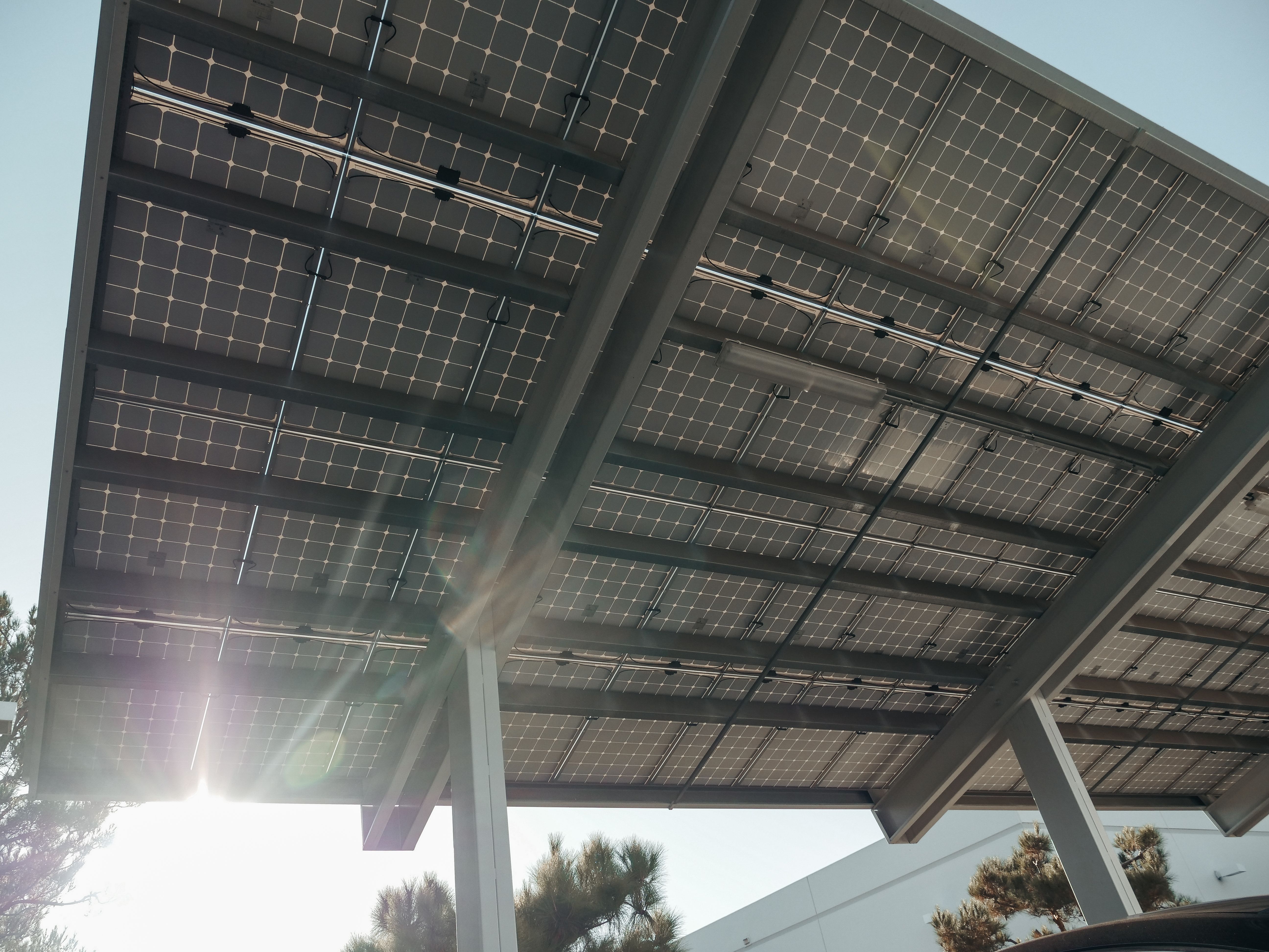Photovoltaik-Anlage auf einem Carport-Dach im Sonnenlicht